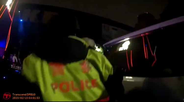 林姓女警與體院畢業、擅長長跑的男警，合力將林男子壓制逮捕。讀者提供