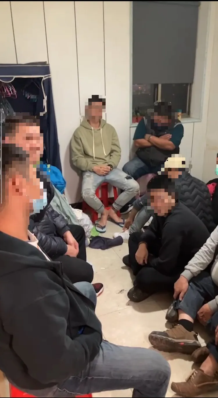 頂樓賭場木牆上寫著「發創另一面天地」，豈料早已被警方鎖定。警方提供