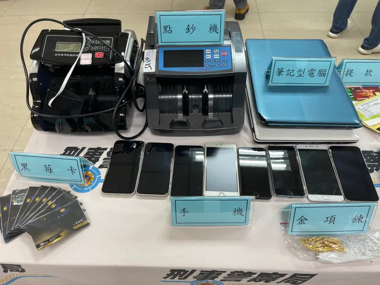 警方查扣手機、筆電等證物。翻攝畫面