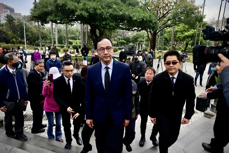 國民黨主席朱立倫今率領黨務一級主管親赴228紀念碑獻花致意。林林攝