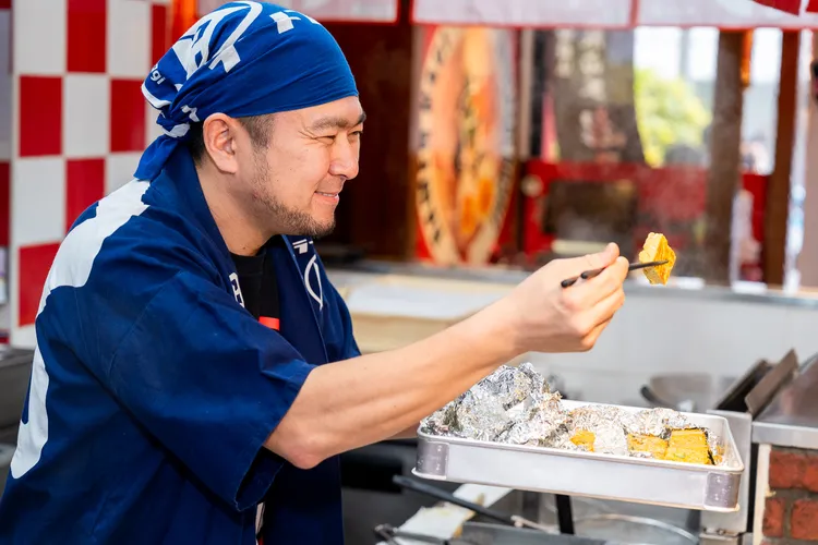 生田主廚揉和台日特色而成的創新蚵仔燒，以新鮮東石蚵仔、日本北海道帆立貝製成。業者提供