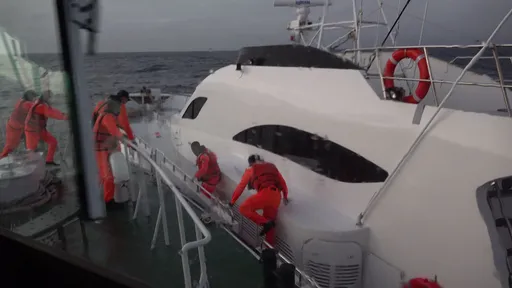 怒海追捕毒梟超驚險 海巡小隊長英勇跳船逮人!一句話感動檢察官