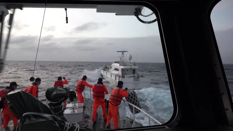 販毒集團的遊艇蛇行挑釁海巡艦艇。調查局提供