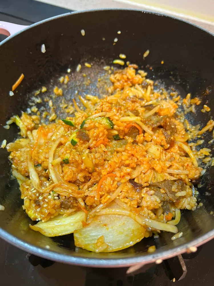 網友說這款韓式牛肉拌飯，但一定要再炒過。翻攝《Costco好市多 商品經驗老實說》社團