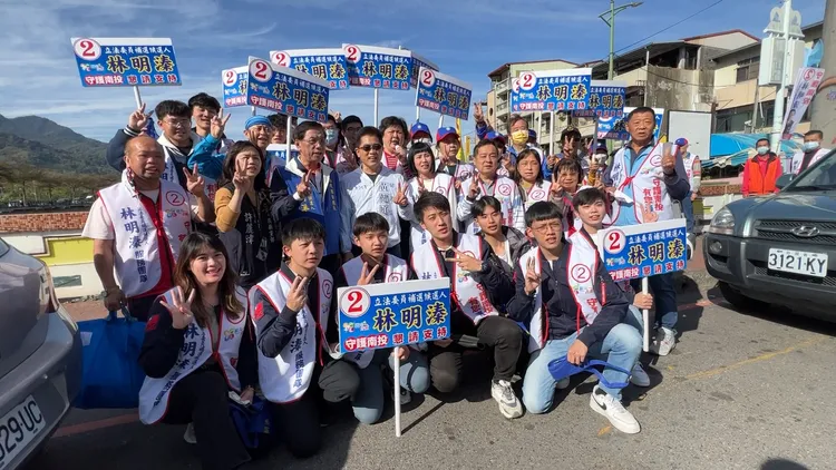 林明溱在國民黨青年團成員陪同下，到市場掃街拜票。林明溱競總提供