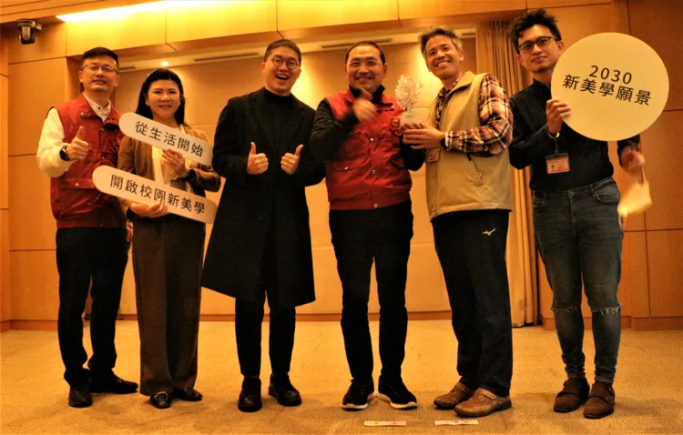 新北校園掃具美感改造計畫獲「2022 Taiwan Design Best100」年度設計獎，今日獻獎予市長侯友宜(右3)。教育局提供