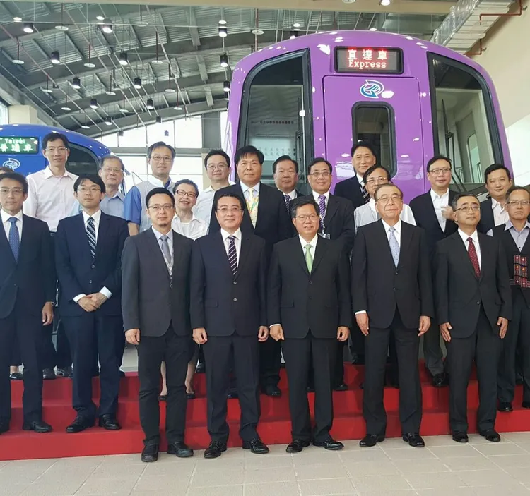 劉坤憶（前排左二）被鄭文燦從台北大學延攬到桃捷公司擔任董事長。翻攝劉坤憶臉書