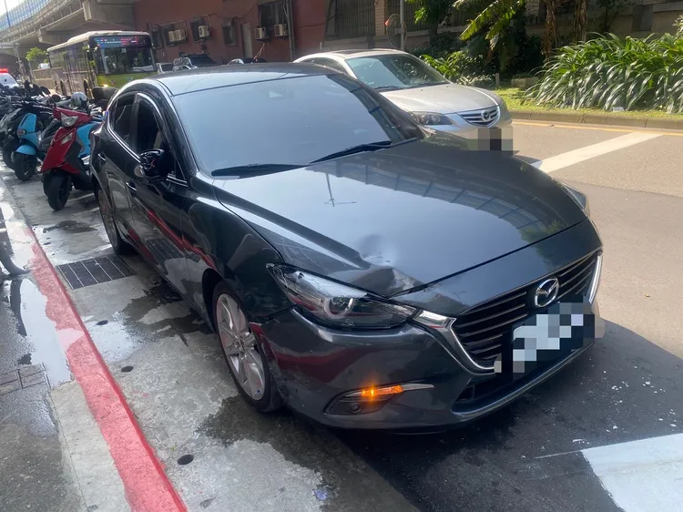 邱男酒駕撞倒路邊整排機車。翻攝畫面