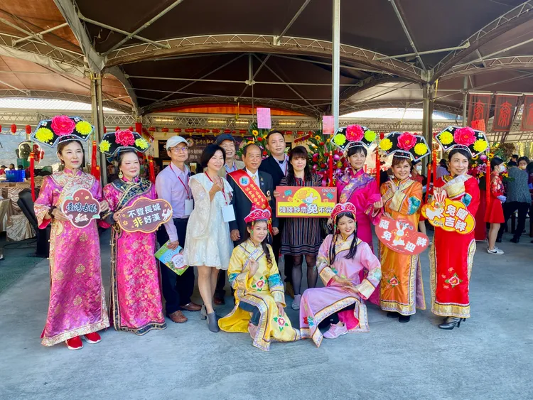 全國觀光業大會師，一一和格格合影留念。王志弘攝