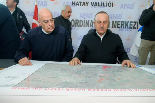 宿敵土耳其遇強震 希臘外長訪災區聲援鄰邦