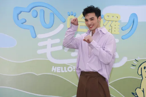 黄伟晋帮宠物剪指甲剪到流血 不用飞机杯喜欢自己来