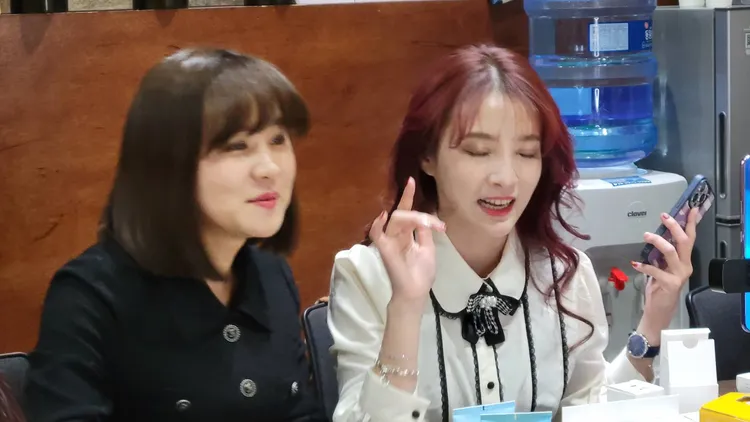 跟美妝店店長直播到深夜。江泳錡提供