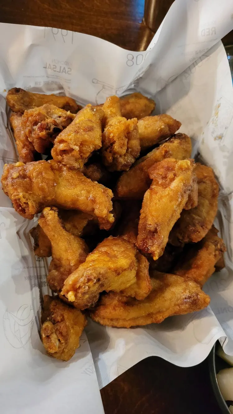 享用首爾知名的橋村炸雞。江泳錡提供