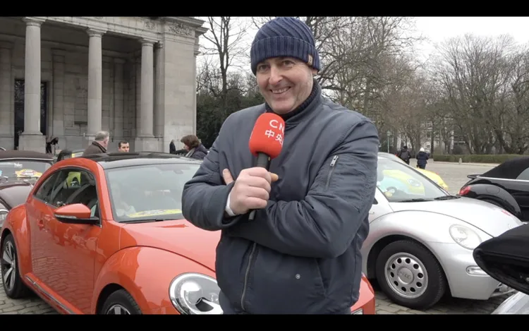 住在布魯塞爾的山姆前後擁有超過9輛金龜車，每年都開愛車來參加大遊行。中央社