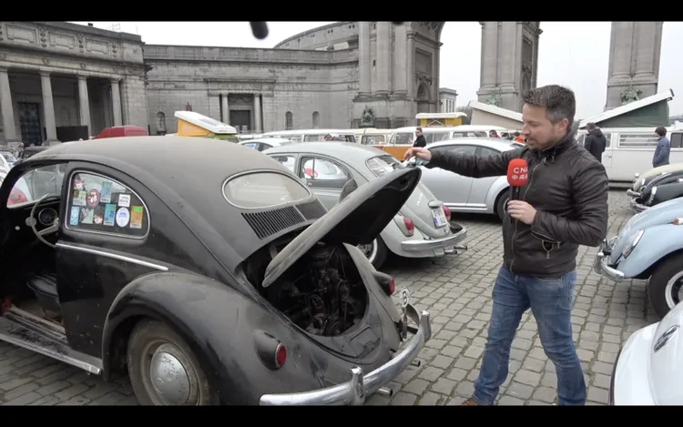 摩倫的金龜車是從瑞典倉庫找到的1955年老古董，他介紹起來如數家珍。中央社
