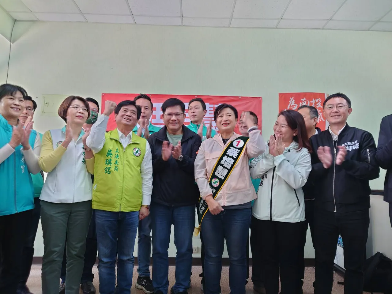 民進黨南投立委補選候選人蔡培慧,上午在總統府秘書長林佳龍與黨籍立委陪同,進行街拜票。蔡培慧競總提供