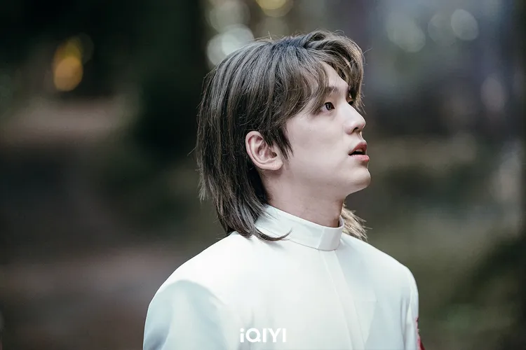 金旻奎劇中原本是大神官。愛奇藝國際站提供