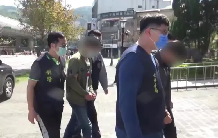 2名男子遭警方帶回。翻攝畫面