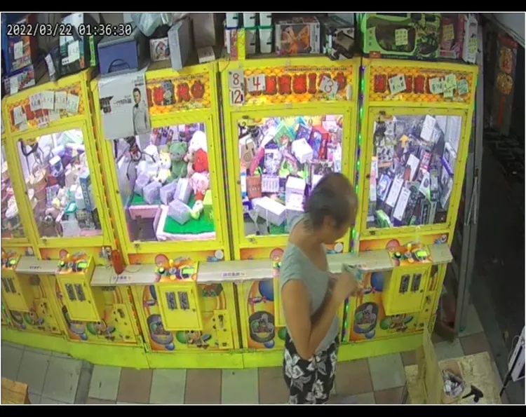 詹男行竊過程全被監視拍下，因外型像「火雲邪神」，很快就被警方掌握身份。翻攝臉書社團左營楠梓人文社交圈