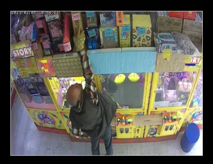 詹男行竊過程全被監視拍下，因外型像「火雲邪神」，很快就被警方掌握身份。翻攝臉書社團左營楠梓人文社交圈