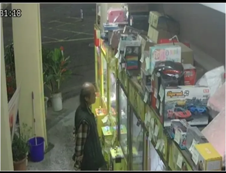 詹男行竊過程全被監視拍下，因外型像「火雲邪神」，很快就被警方掌握身份。翻攝臉書社團左營楠梓人文社交圈