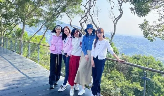 貴婦團出遊照片。翻攝自關穎IG