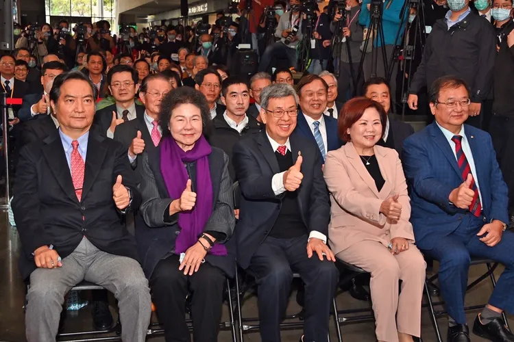 監察院長陳菊（左2）23年前擔任勞委會主委，推動隔週休二日等政策，今也出席見證勞動部喬遷。行政院提供