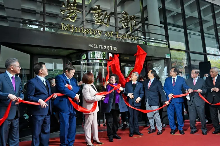 勞動部辦公大樓揭牌。行政院提供