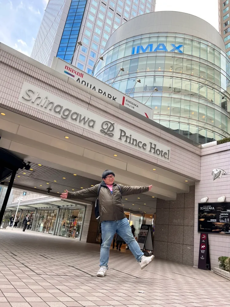 小胖走在東京街頭，開心大叫。本人提供