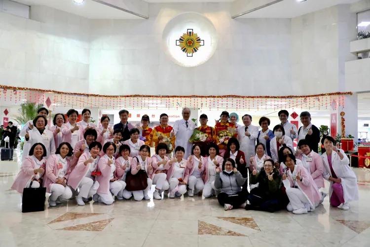 陳威明（後中）與院內同仁熱烈歡迎救難醫護歸來。北榮提供