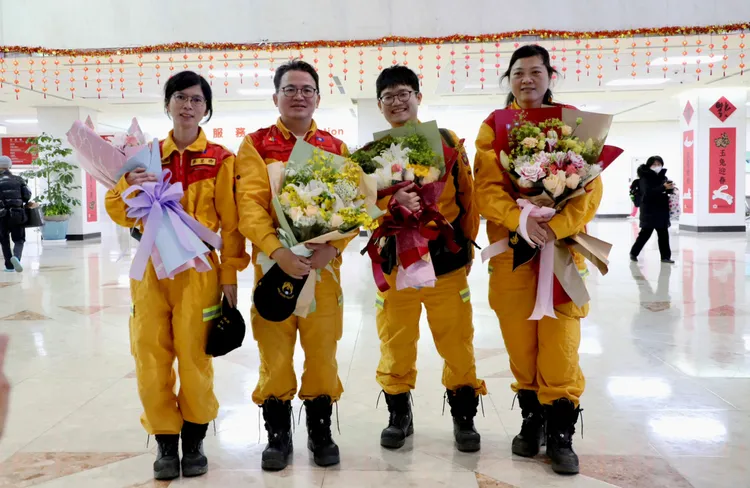 蔡慧卿（左起）、黃獻皞、王則堯、楊淑娟晚間回到醫院。北榮提供