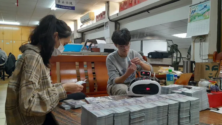 專案小組光是清點偽鈔數量就花費不少心力。專案小組提供