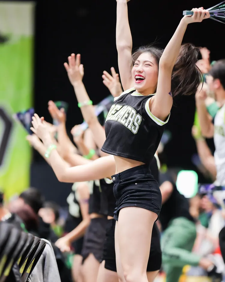 「Formosa Sexy」成員芊芊在場邊奮力加油。取自芊芊臉書