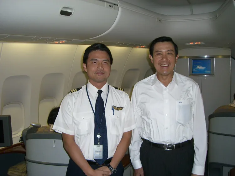 張志豪（左）擔任前總統馬英九總統專機機師。張志豪提供