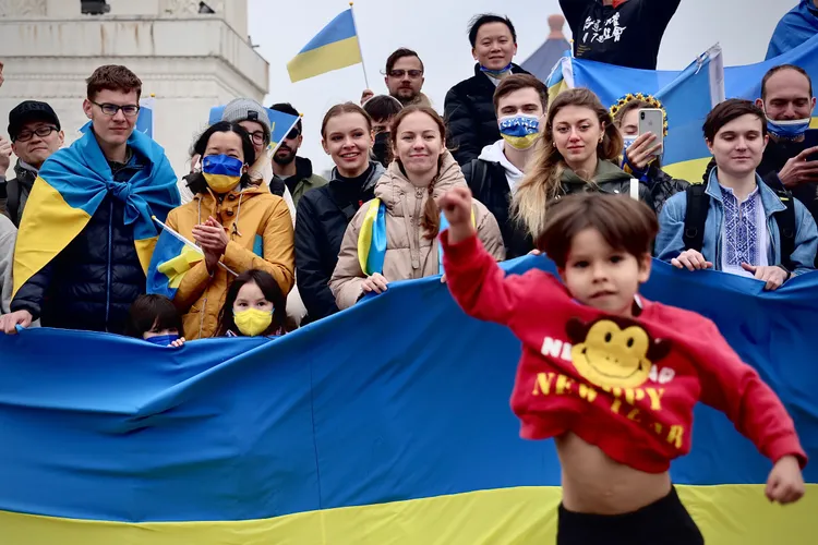台灣烏克蘭陣線今天下午在台北自由廣場舉辦大型聲援活動。林林攝