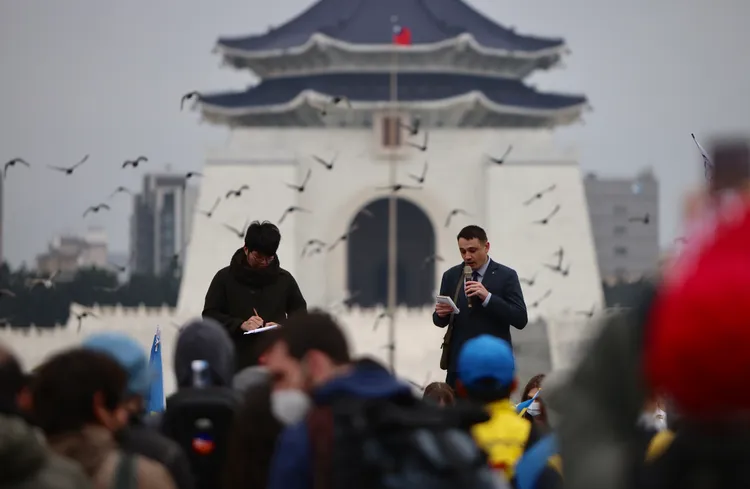 台灣烏克蘭陣線今天下午在台北自由廣場舉辦大型聲援活動。林林攝