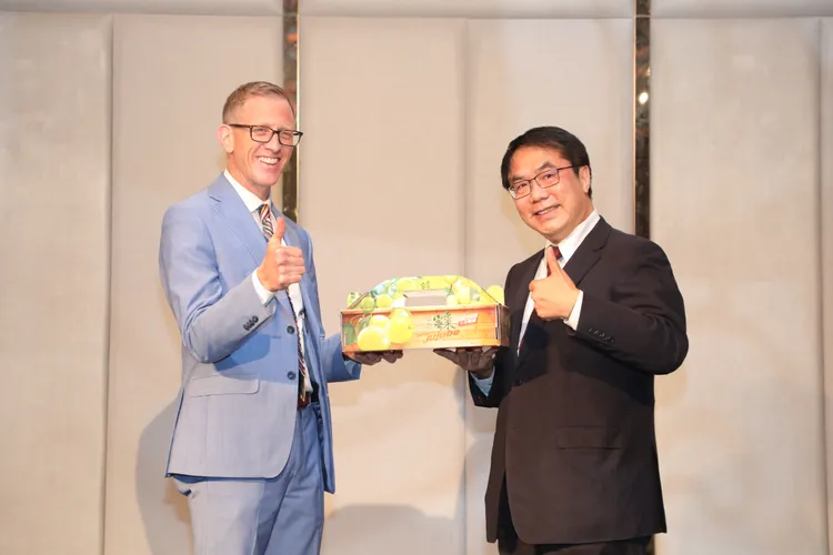 黃偉哲、歐德瑞相見歡。市府提供