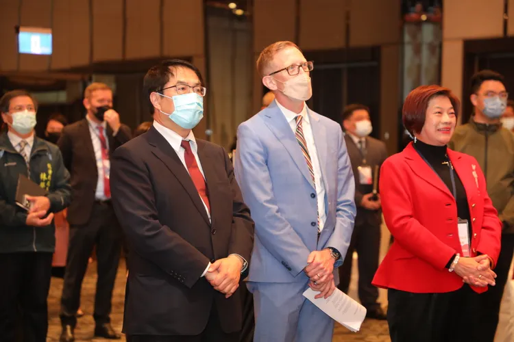 黃偉哲、AIT歐德瑞、億載會會長陳麗芬（由左至右）。市府提供