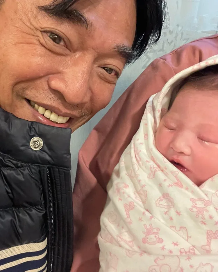 吳宗憲開心抱著乖孫「馨妹妹」。翻攝吳宗憲臉書
