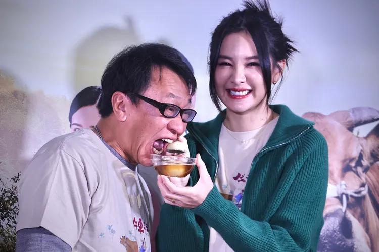 安心亞（右）餵劇中公公游安順吃元宵。林林攝