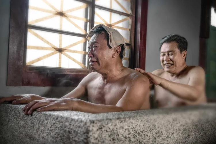 游安順（前）與楊烈一起洗澡，身份差距讓角色心情既感動又羞愧。公視、禾豐製作提供