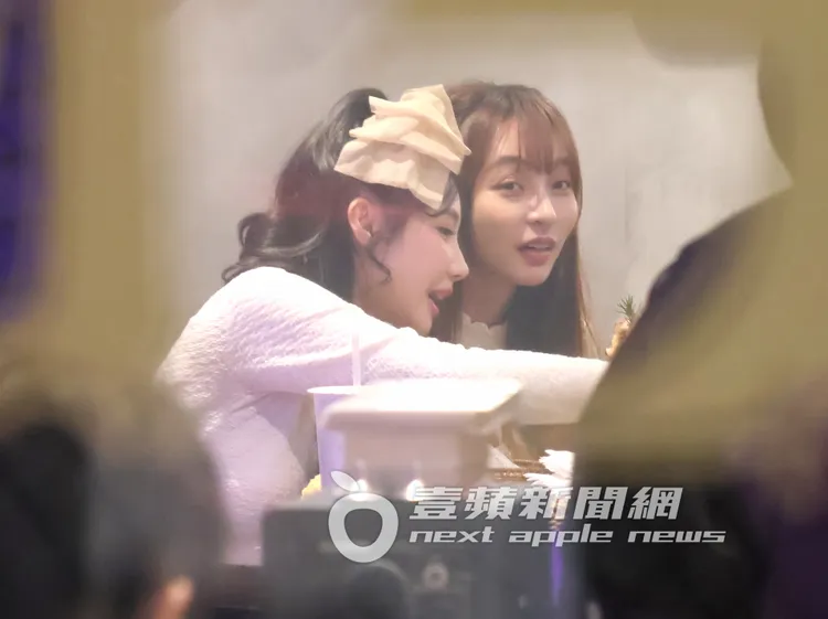 樂天女神林襄（右）與戰友筠熹，在餐廳和VVIP粉絲互動，各自使出渾身解數。特勤中心攝