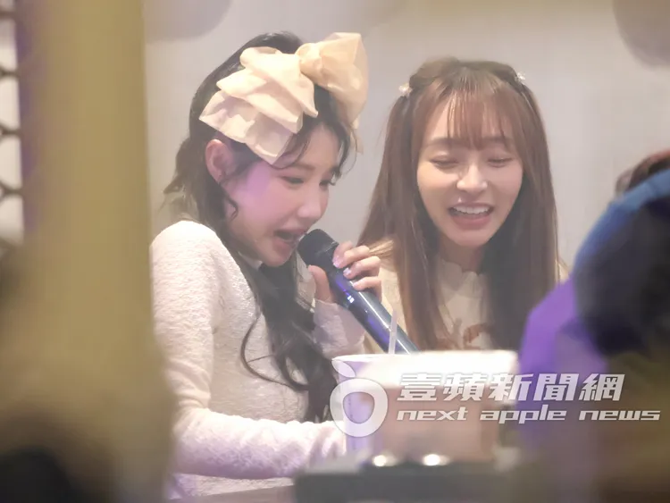 樂天女神筠熹（左）抓著一支大麥克風，準備抽出幸運粉絲互動，林襄在旁起鬨助陣。特勤中心攝