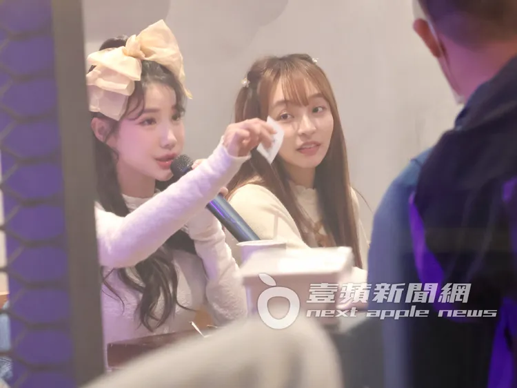 「隱乳女神」筠熹（左）拿麥克風宣布，抽出的幸運兒可以上演餵食女孩們的互動遊戲。特勤中心攝