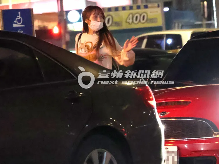 樂天女孩林襄下車後不忘回頭目送助理上車。特勤中心攝