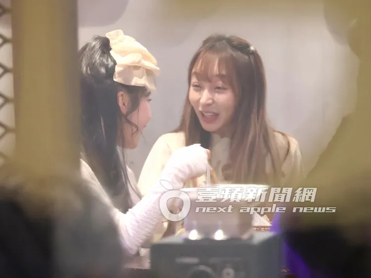 樂天女孩林襄（右）和隊友筠熹互動笑開懷，新人雅涵在旁顯得有些格格不入。特勤中心攝