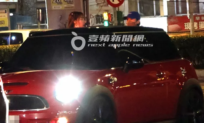 樂天「流量密碼」林襄（左），搭乘助理開的車，在家門前相互道別。特勤中心攝