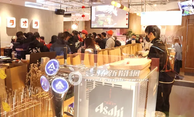 中職樂天桃猿啦啦隊女孩在信義威秀影城1樓的餐廳，舉辦VVIP粉絲見面會。特勤中心攝