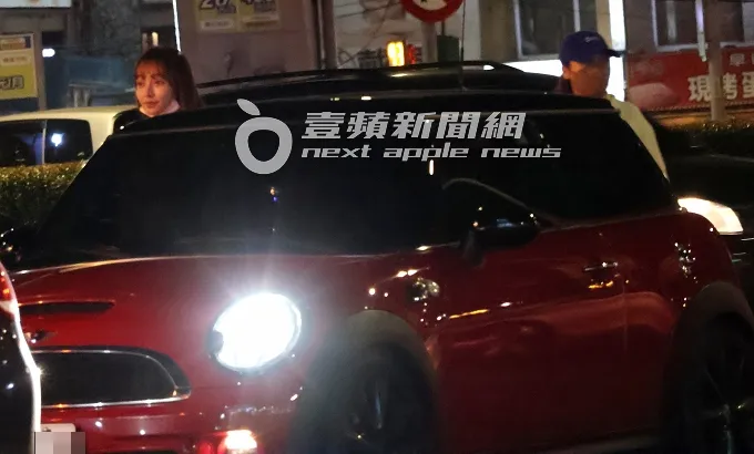 樂天「流量密碼」林襄（左）下車後和助理道別。特勤中心攝