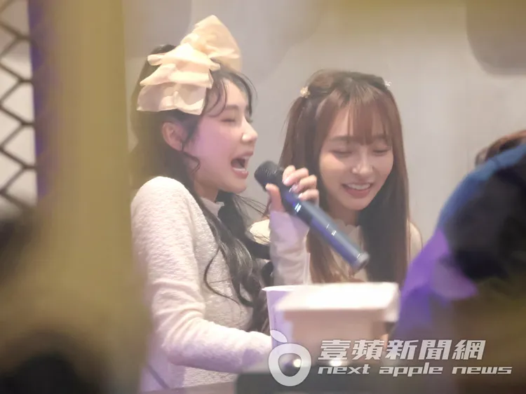 樂天女孩筠熹（左）握著大支麥克風，開心抽出幸運粉絲互動，場面看來有些緊張。特勤中心攝